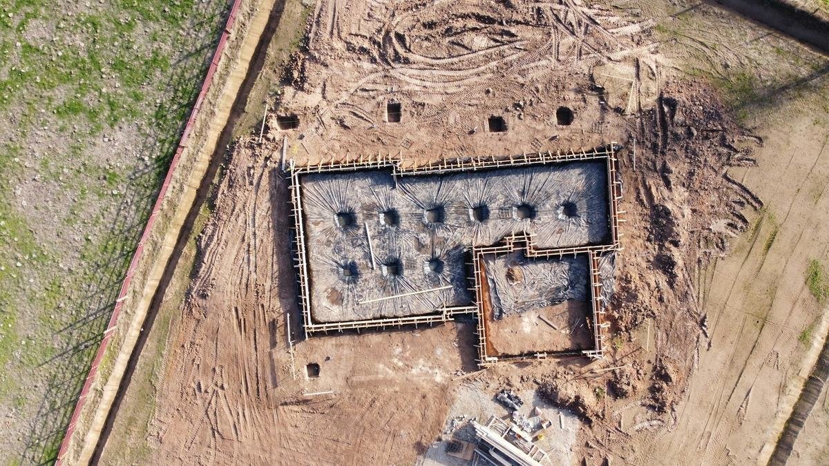 Kuşbakışı bir arsa: bir yanı boş, öbür yanında temel kazısı başlamış