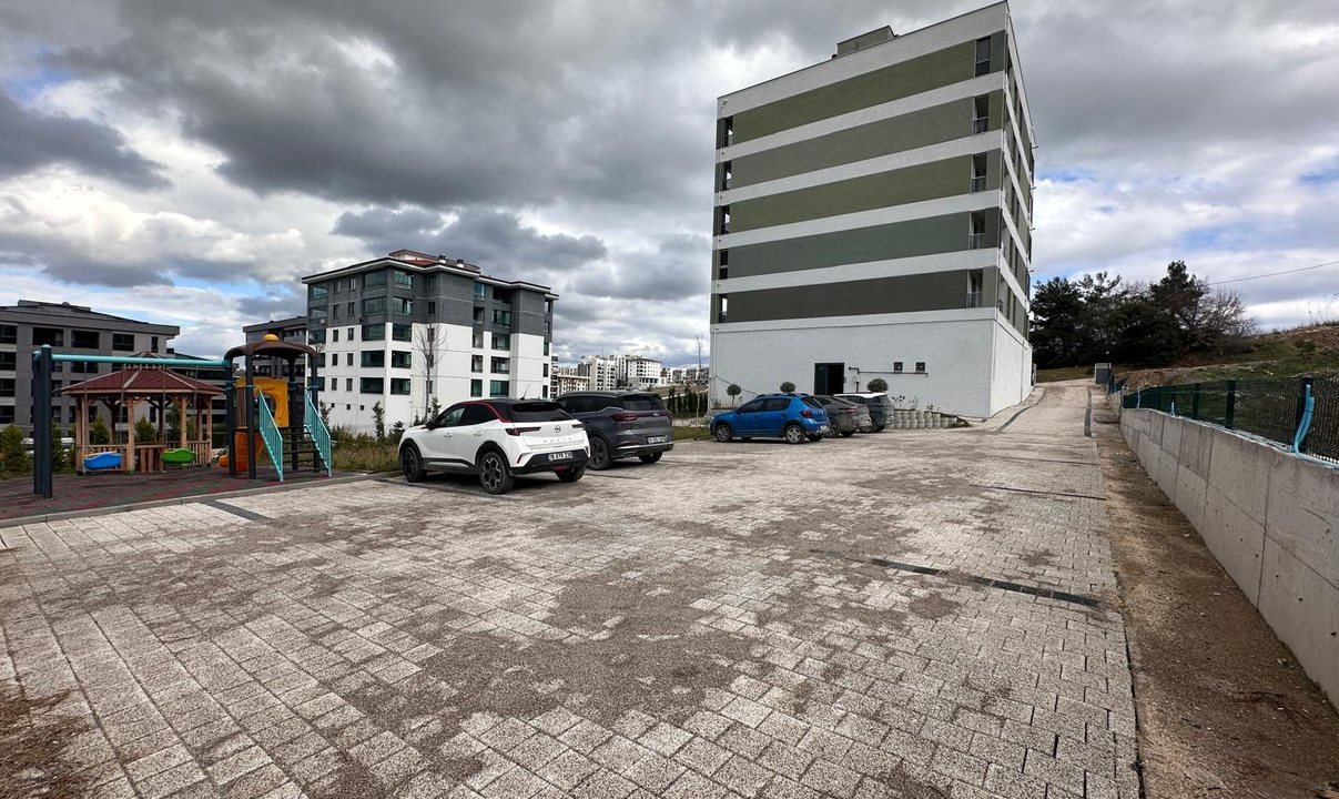 Kayapa Agit Bey Apartmanı — otopark ve giriş avlusu