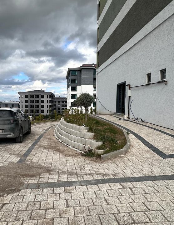Kayapa Agit Bey Apartmanı — istinat setleri ve yürüyüş yolu