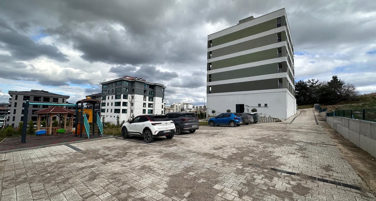 Kayapa Agit Bey Apartmanı — arka cephe ve çevre düzenlemesi