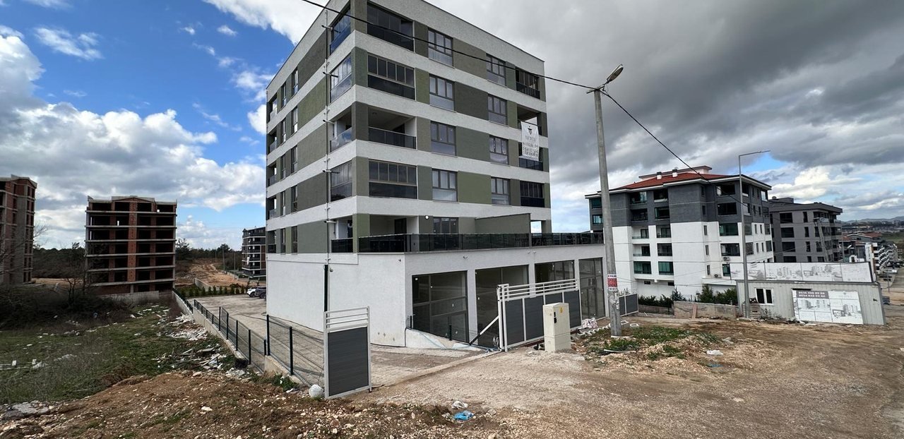 Kayapa Agit Bey Apartmanı — şantiyeden blok görünümü
