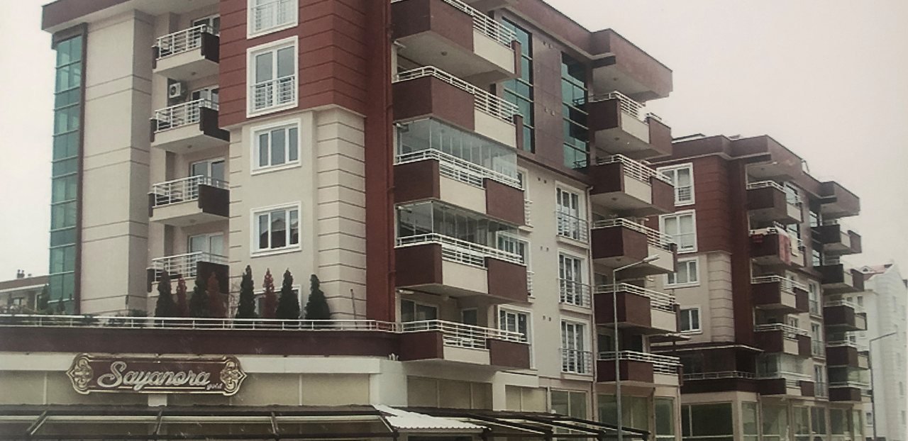 Özlüce Herta Sitesi — sokaktan blok cephesi
