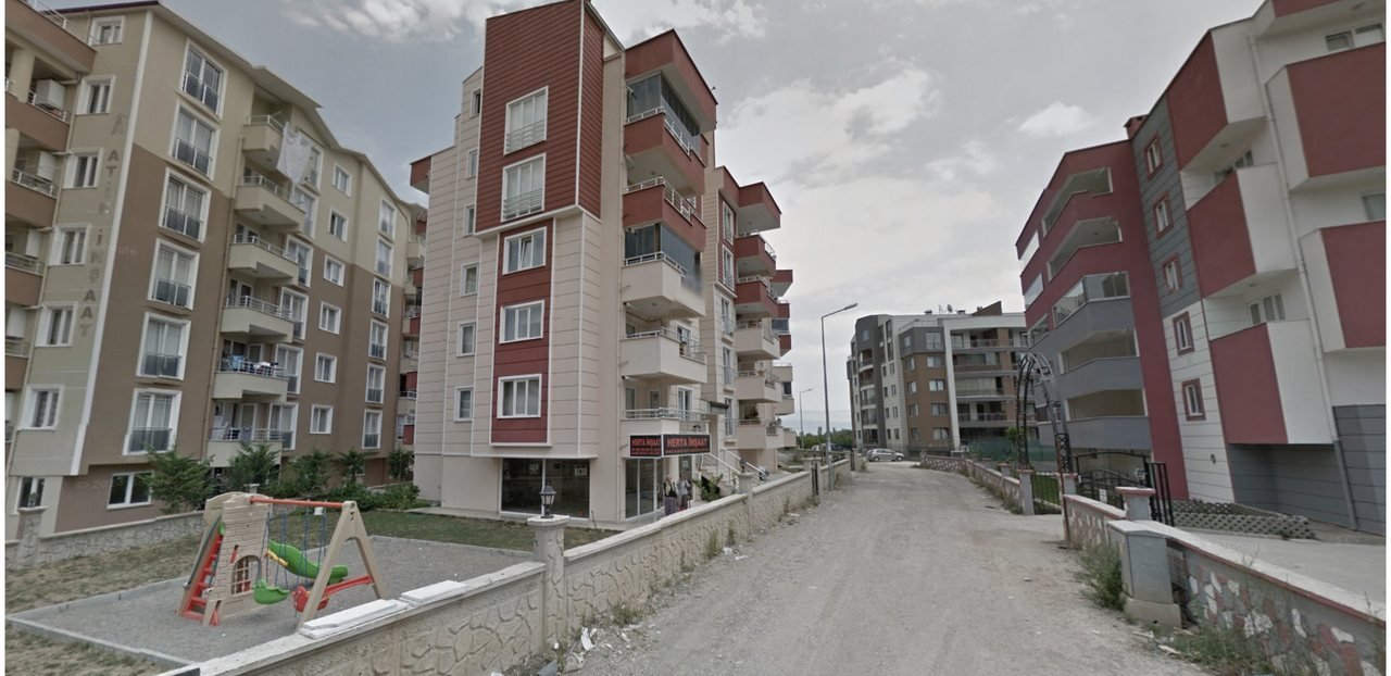 Yunuseli Herta Evleri — sokaktan blok cephesi